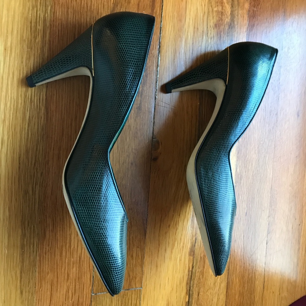 Vintage 1980s Gucci pumps. Size 38B. Dark green embossed leather.